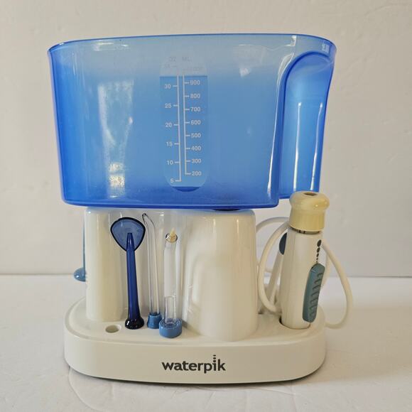 Waterpik Classic Water Flosser 3 Tips Dental Oral Care Gift New in Box Working - Picture 2 of 11